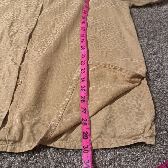 The Avenue 100% silk light gold animal pattern extra-long button-down (14/16) - Picture 8 of 10